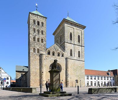 Beliebter Treffpunkt für Osnabrücker*innen und Touristen: Der Löwenpudel am Dom St. Peter in Osnabrück