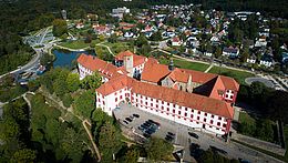 Heute sind im Schloss Iburg, das dem Land Niedersachsen gehört, das Amtsgericht, die Polizeistation Bad Iburg, die Landes-Schulinspektion und das Schlossmuseum untergebracht. Trotzdem sind noch eine Menge Räume mit historischer Einrichtung übrig, die sich besichtigen lassen – vom Kerker im Bergfried bis zu den bischöflichen Schlafgemächern.