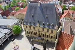 Luftaufnahme des Rathauses des Westfälischen Friedens in Osnabrück umgeben von historischen Gebäuden.