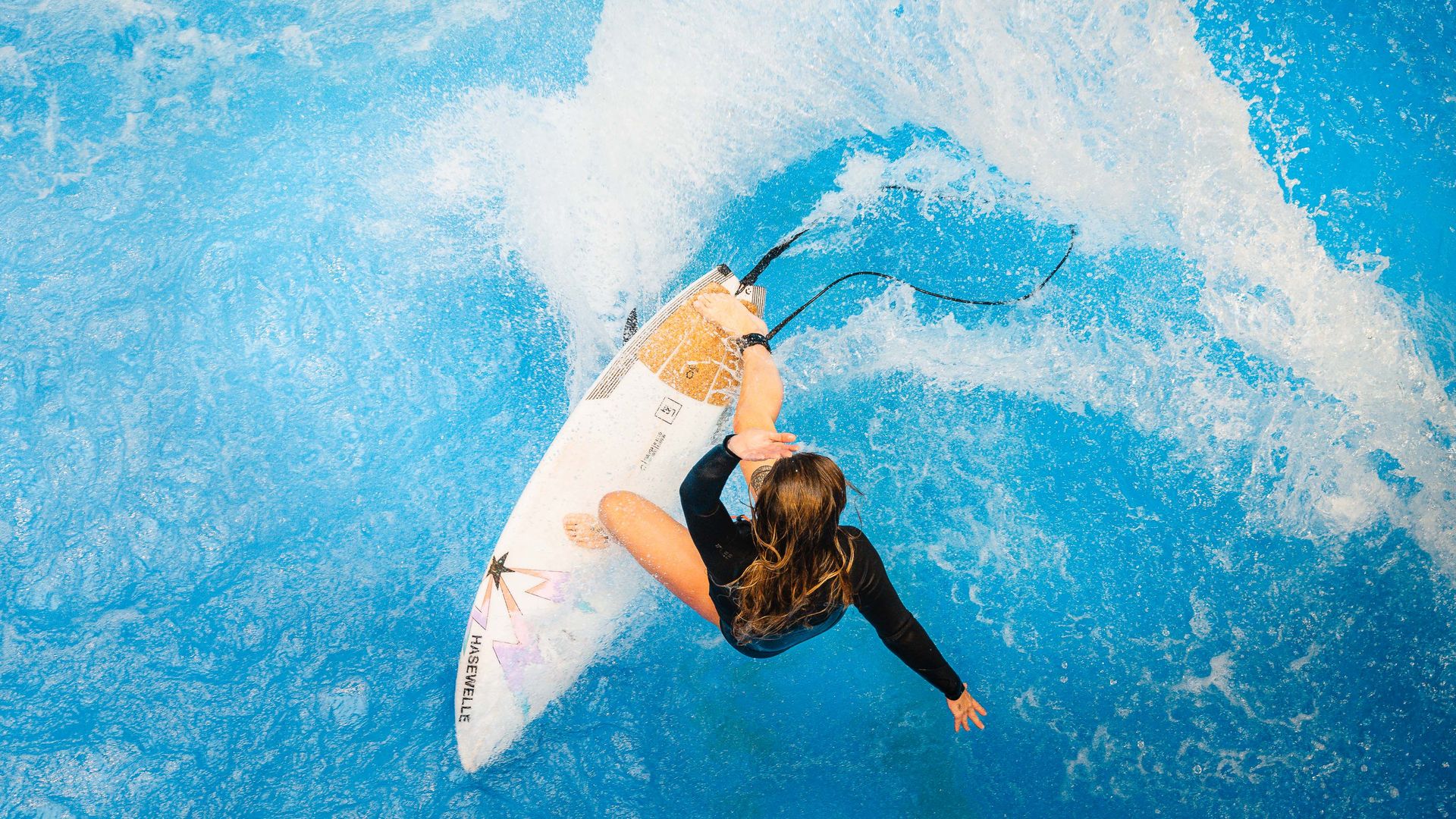 Surferin auf der Hasewelle