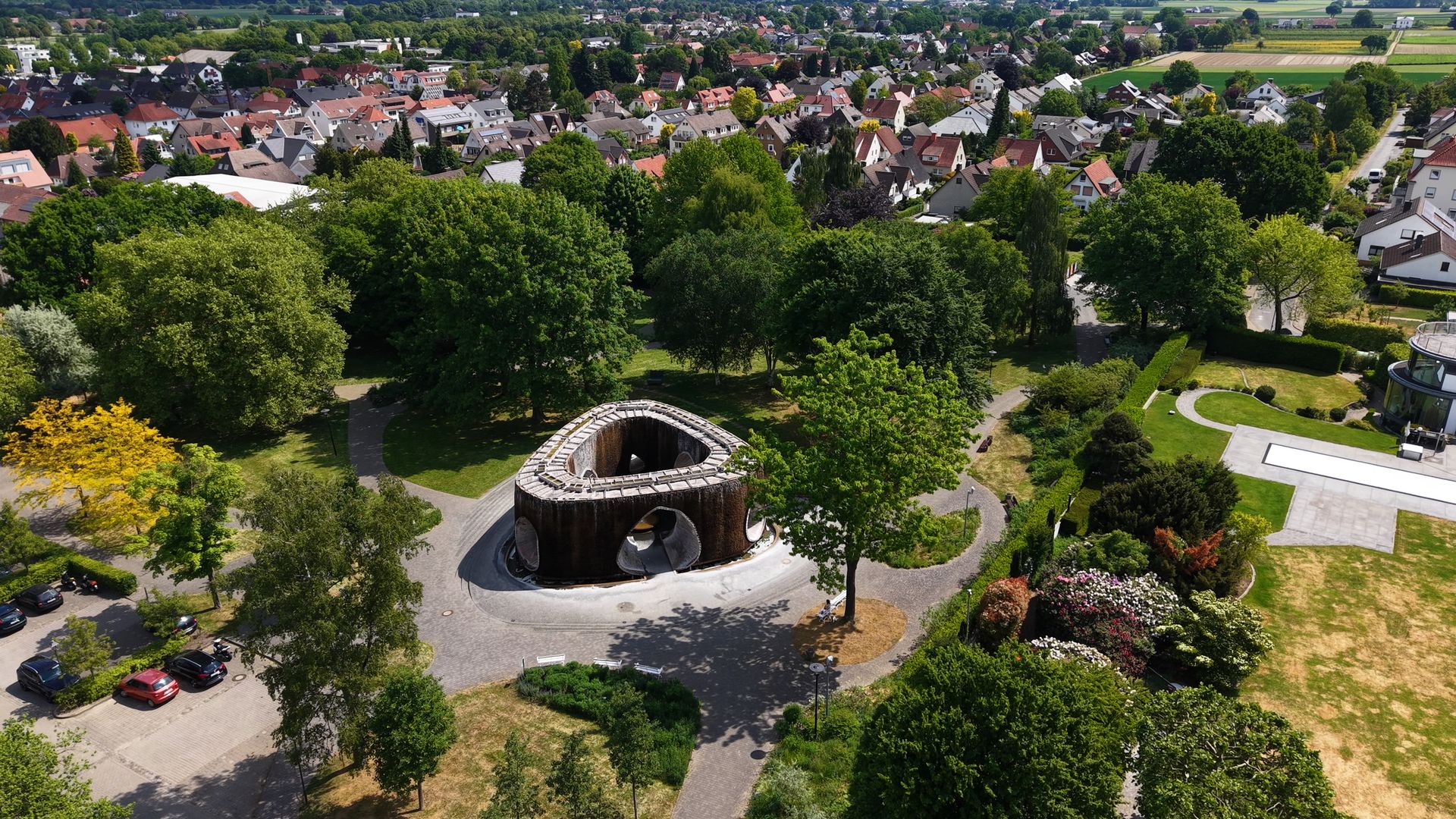 Die Sole Arena Bad Essen mit Gradierwerk, Sitzgelegenheiten und freiem Blick auf die salzhaltige Luftzone zur Entspannung.
