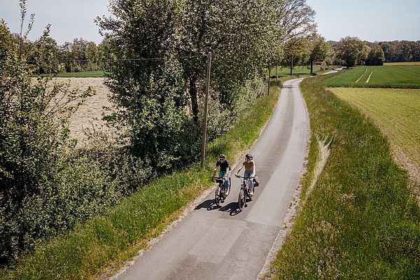 Zwei Radfahrer radeln auf der Grenzgängerroute Teuto-Ems 