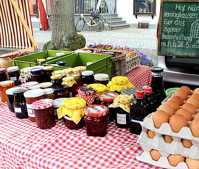 Der Wochenmarkt in Bad Essen findet immer donnerstags von 14 bis 18 Uhr statt. Das Angebot reicht von Obst und Gemüse über Käse bis hin zu Fisch und Fleisch. Viele der Erzeugnisse sind aus regionalem und / oder biologischem Anbau.