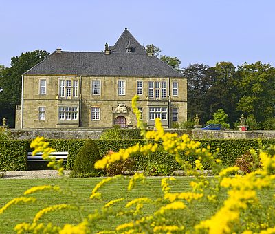 Schloss Gesmold bei Melle lädt zum Stöbern im kleinen Schlossladen oder auch zum Bewundern der gepflegten Gartenanlage ein