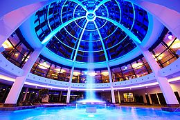 Die carpesol SPA Therme in Bad Rothenfelde ist ein Wellness-Tempel und eine der modernsten Thermen in Deutschland. Ein spektakulärer Anblick ist die illuminierte Kuppel. 