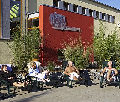 Entspannen im Außenbereich der Varustherme im Hase Bad in Bramsche.