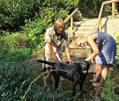 So sehen glückliche Kneipper aus: Bloggerin Caro, Heinz-Georg Hahn und der Vierbeiner Otto in der Wassertretstelle in Bad Iburg 