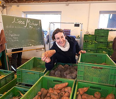 Wer in Osnabrück oder im Osnabrücker Land regionale Lebensmittel einkaufen möchte, kann aus einer Vielzahl an Bezugsquellen wählen. Am schönsten ist der Einkauf natürlich direkt beim Erzeuger im Hofladen oder am Marktstand. Ein Beispiel für solidarische Landwirtschaft nach der Philosophie von Rudolf Steiner ist der CSA Hof Pente. Hier wirkt unter anderem Landwirtin Julia Hartkemeyer.