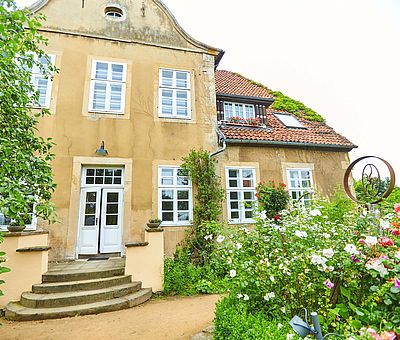 Gartenfront mit barockem Giebel des Restaurant-Café Kroneck-Salis in Bad Iburg: Die ehemalige Rentei wurde im 17. Jahrhundert im Stil des Frühbarocks gebaut, im Innern zog allerdings 1911 der Stil der Gründerzeit ein. 