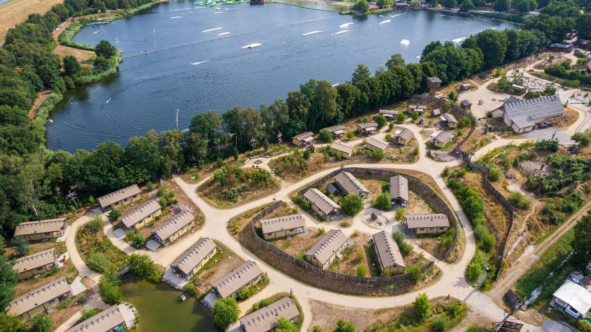 Luftaufnahme des Alfsee Ferien- und Erlebnisparks