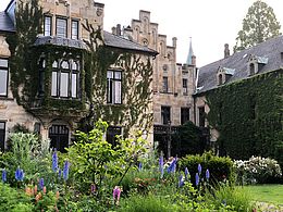 Schloss Ippenburg in Bad Essen ist jedes Jahr Schauplatz von mindestens zwei Großveranstaltungen. In 2018 wird es kein Frühlingsfestival geben, aber dafür wieder ein großes Sommerfestival und im September findet wie gewohnt das Herbstfestival mit der Niedersächsischen Kürbismeisterschaft statt. Auch in 2018 sind der Küchengarten, der Mundraub– und der Zitrusgarten, das Restaurant im Pferdestall, der Inselgarten und das Rosarium an allen Sonntagen im Juni und Juli geöffnet!