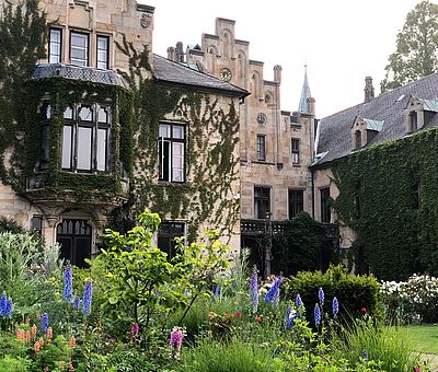 Schloss Ippenburg in Bad Essen ist jedes Jahr Schauplatz von mindestens zwei Großveranstaltungen. In 2018 wird es kein Frühlingsfestival geben, aber dafür wieder ein großes Sommerfestival und im September findet wie gewohnt das Herbstfestival mit der Niedersächsischen Kürbismeisterschaft statt. Auch in 2018 sind der Küchengarten, der Mundraub– und der Zitrusgarten, das Restaurant im Pferdestall, der Inselgarten und das Rosarium an allen Sonntagen im Juni und Juli geöffnet!