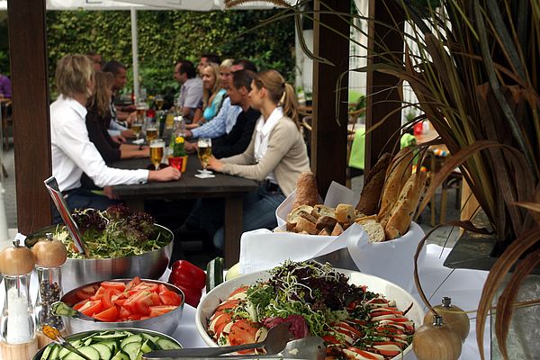 Die zahlreichen Restaurants und Gastronomiebetriebe in Osnabrück und im Osnabrücker Land bieten von einfachen Gerichten bis hin zu gehobener Küche Abwechslung für Feinschmecker.