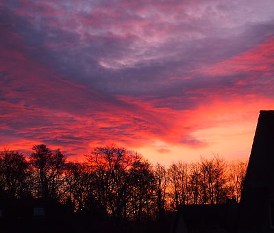 Im Herbst und Winter verfärbt sich der Himmel häufig glühend rot. Die Engel backen Plätzchen heißt es dann. Und für uns beginnt die Vorfreude auf die Weihnachtsmärkte im Osnabrücker Land. Alle Weihnachtsmarkt findet ihr auf unserem Blog. Und ein leckeres Plätzchen-Rezept.