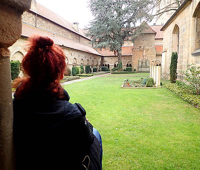 Der Kreuzgang im Dom Osnabrück mit dem Domherrenfriedhof ist öffentlich zugänglich. Inmitten der Innenstadt ist hier ein Ort der Ruhe und der Stille zu finden.