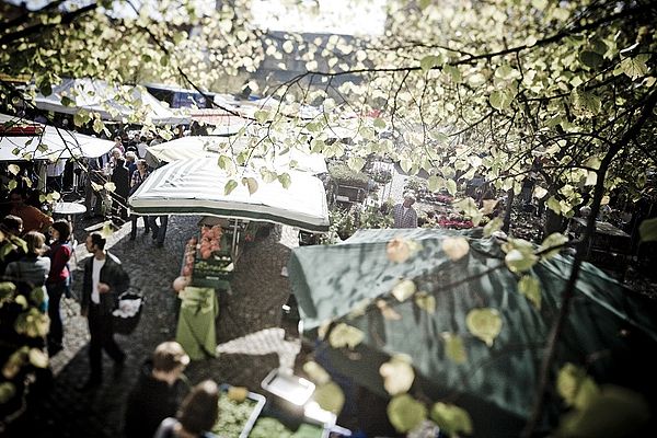 Samstagsvormiitags lädt der Wochenmarkt am Dom in Osnabrück zum Verweilen, Einkaufen und Schlemmen ein. 