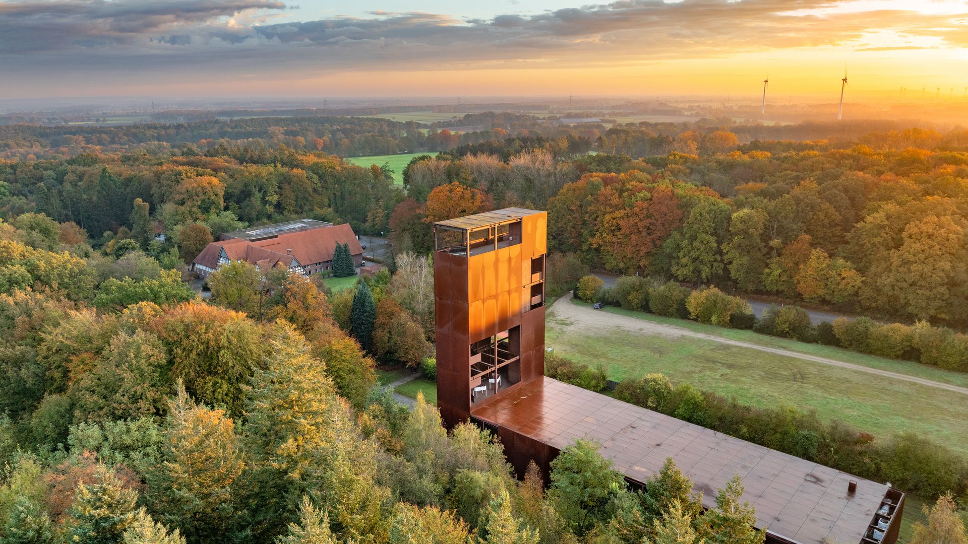 Luchtfoto van de Varusslag in het Osnabrücker Land - Kalkriese Museum en Park, met uitkijktoren, museumgebouw en omliggend bos- en heidegebied.
