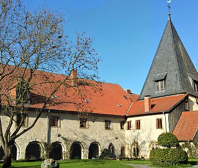 Kloster Malgarten bei Bramsche bildet mit Kirche und Kreuzgang eine schöne Einheit. Heute wohnen und wirken hier Künstler, der Ort hat sich zu einem sehr besonderen Kultur- und Veranstaltungszentrum entwickelt.