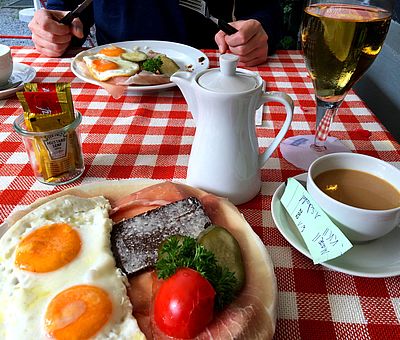 Eine üppige Speisekarte ist nicht vorhanden. Herzhafte kleine Mahlzeiten werden im Biergarten von Renate Elixmann an der Sutthauser Mühle in Osnabrück serviert.