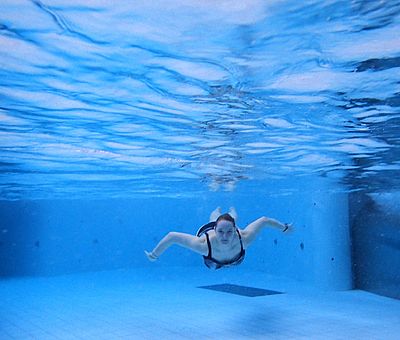 Abtauchen im Freizeitbecken des Nettebads in Osnabrück. Eine super Alternative für alle, die keine Wasserrutschen mögen.