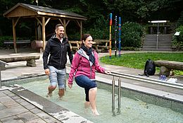 Eine Kneipp-Kur ist mehr als Wassertreten. Aber definitiv sorgt der Gang durch das kalte Wasser für einen gesunden Kreislauf und gute Laune. 