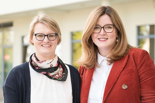Katja Sierp und Katrin Krusch beraten Sie zum Tagungsangebot in und um Osnabrück
