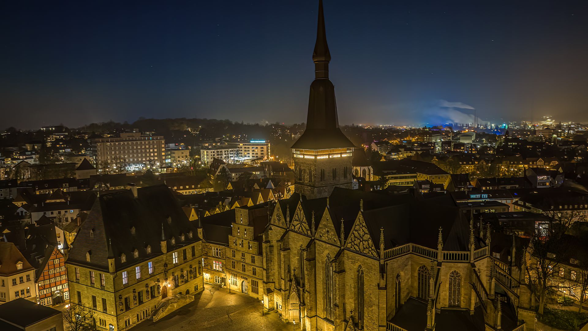 Nächtliche Ansicht der beleuchteten St.-Martini-Kirche in Braunschweig im Stadtkern.