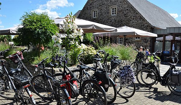 Kaffee und Kuchen im Hofcafé Liesel und Lotte, frische Milch, Joghurt und Kartoffeln, Gästezimmer und Hofführungen: Dagmar und Bernard Gösling verbinden Gastlichkeit und Landwirtschaft auf ihrem Traditionshof zwischen Hasetal und Piesberg nördlich des Zweigkanals in Osnabrück. 