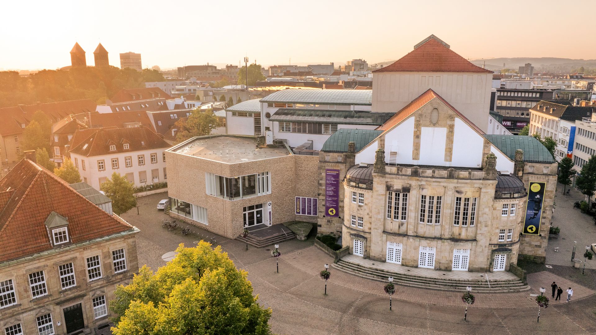 Blick auf das Theater Osnabrück im warmen Abendlicht mit umliegenden historischen Gebäuden