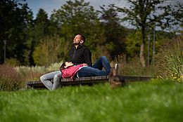 Zu einem echten Kurort gehört natürlich ein Kurpark. In Bad Iburg gibt es den Waldkurpark. Hier kann man auf gepflegten Wegen zwischen Teichen und Blumen spazieren gehen. Der Waldkurpark ist außerdem Ausgangspunkt für einige der Wandertouren und Radrouten, die durch Bad Iburg führen. 