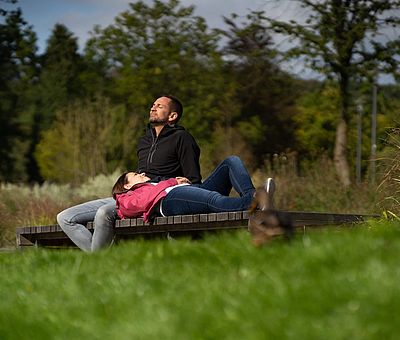 Zu einem echten Kurort gehört natürlich ein Kurpark. In Bad Iburg gibt es den Waldkurpark. Hier kann man auf gepflegten Wegen zwischen Teichen und Blumen spazieren gehen. Der Waldkurpark ist außerdem Ausgangspunkt für einige der Wandertouren und Radrouten, die durch Bad Iburg führen. 