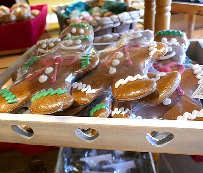 Im Ladencafé Schulze in Borgholzhausen werden das ganze Jahr über Leckereien wie Lebkuchen, Dominosteine und Gebäck frisch zubereitet.