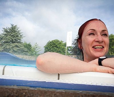 Schwimmen im carpesol im Kurort Bad Rothenfelde, einer der modernsten Thermen Deutschlands. Das solehaltige Wasser im Außenbecken hat eine Temperatur von 33 Grad.