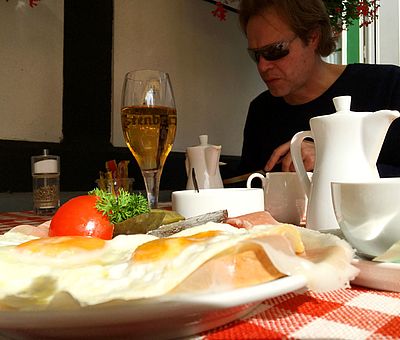 Lust auf einen deftigen und sehr leckeren Strammen Max? Im Biergarten von Renate Elixmann an der Sutthauser Mühle in Osnabrück bist Du genau richtig!