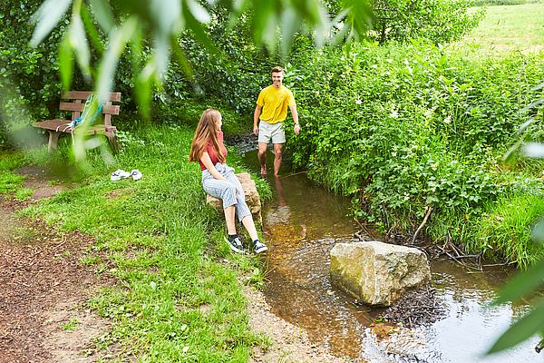 Der 11 km lange Wanderweg TERRA.track Kneipp to go trifft auf unterschiedliche Stellen zum Wassertreten, führt durch herrliche Naturlandschaften und bringt mit dem Aufstieg zum 331 Meter hohen Dörenberg den Kreislauf tüchtig in Schwung.