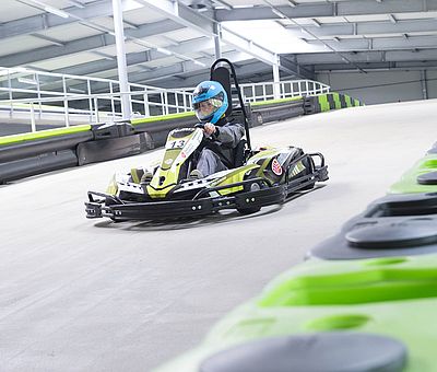 Adrenalin auf 470 Metern, Fahrspaß auf zwei Ebenen und beschleunigter Nervenkitzel: Im Nettedrom in Osnabrück erleben Sie Kartfahren mit sauberen E-Karts ganz neu!