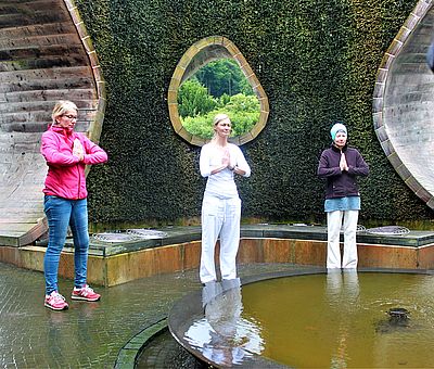 Yoga und Meditation an der frischen Luft in der SoleArena Bad Essen tut richtig gut und die Teilnehmer können tief durchatmen.