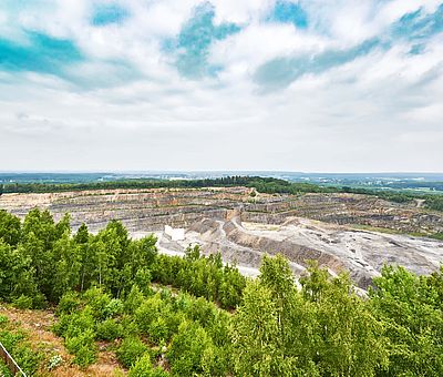 Die Osnabrücker Rund-Tour verknüpft einige der besten Ausflugsziele der Friedensstadt Osnabrück mit reizvollen Naturerlebnissen im UNESCO Natur- und Geopark TERRA.vita. Zu den Highlights der 48 km langen kompakten Radrundfahrt im Osnabrücker Land gehört auch die Aussichtsplattform auf dem Piesberg.