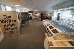 Blick in die Ausstellung des Erich Maria Remarque-Friedenszentrum, mit Exponaten und Informationstafeln zum Leben und Werk des Schriftstellers.