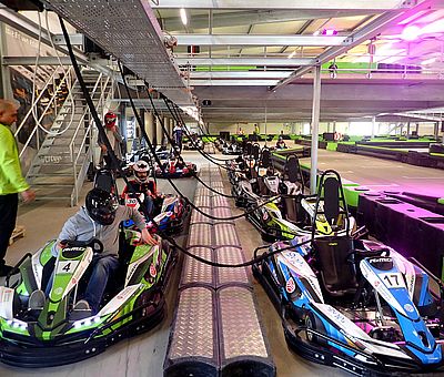 Nach der rasanten Fahrt auf der Kartbahn gibt es die Ergebnisse auf den Monitoren im Foyer.