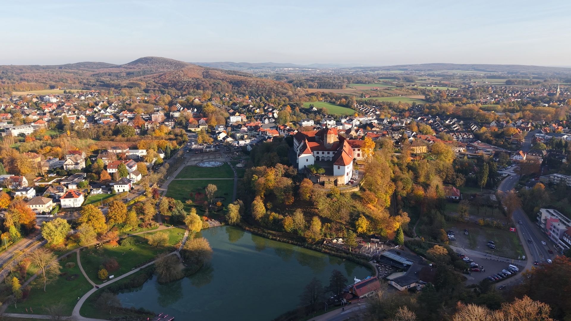 Luftaufnahme des Schloss Iburg, mit klar erkennbarer Schlossanlage.