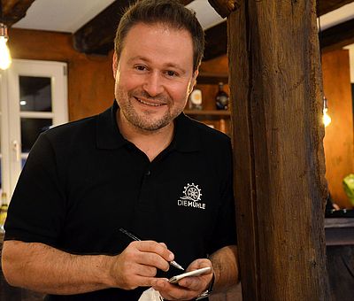 Vedat Keles im Restaurant 'Die Mühle' am Glockensee in Bad Laer 