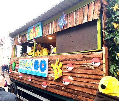 Bunte Wagen fahren eine Woche vor Rosenmontag bei bester Stimmung zu Karneval durch Fürstenau.