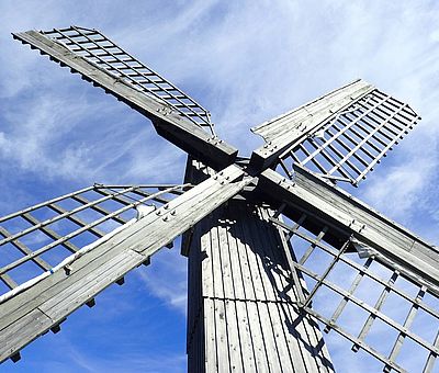 Nachaufnahme: Windmühle am neuen Gradierwerk im Kurort Bad Rothenfelde im Osnabrücker Land.