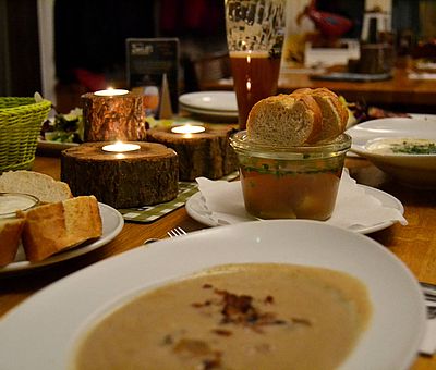 Guter Eintopf und leckere Suppe könnt ihr nach Herzenslust genießen auf den Eintopf- und Suppentagen im Osnabrücker Land. Und so richtig warm ist euch hinterher auch!