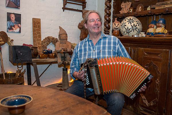 Pottbäcker Niehenke spielt unter anderem leidenschaftlich Akkordeon. Und er tritt nicht nur in seiner Töpferei mit den Plattmakers und Pottbäckers auf. Seine Musik-Kombos spielen einerseits in der gesamten Region, andererseits veranstaltet Niehenke seit fast 20 Jahren regelmäßig Konzerte in der Töpferei, die schon längst kein Geheimtipp mehr sind. 