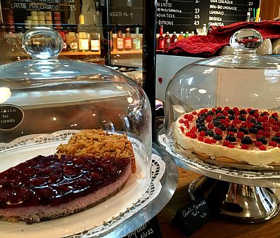 In vielen Orten im Osnabrücker Land finden Sie Cafés mit selbstgebackenen Kuchen & Torten.