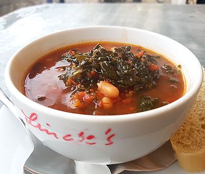 Wechselnde saisonale Eintopfgericht, wie zum Beispiel eine Grünkohl-Arrabiata gibt es an Lindes Café-Stand auf dem Wochenmarkt in Osnabrück.