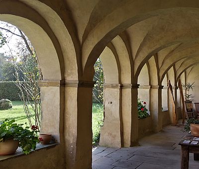 Das ehemalige Kloster Malgarten bei Bramsche beherbergt heute eine kleine Künstlerschar. Viele Veranstaltungen, von Seminaren bis zu Konzerten, beleben regelmäßig die Anlage. Auch ein Café und ein Restaurant laden zum Genießen ein. ein.