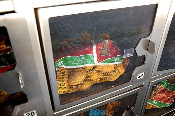 Frische Rohmilch, Kartoffeln und Eier können auf Hof Gösling aus dem Automaten gekauft werden.